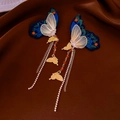 Vue détaillée des boucles d'oreilles papillon dorées avec broderie et perles orange - Boucles d'oreilles papillon brodé à franges / Style Plume de Paon Broderie Bleu-Vert