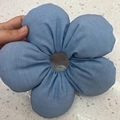 Detailansicht eines hellblauen Stoff-Haargummis mit 3D-Blume, das von der Hand gehalten wird - 3D Blume (Stoff/Denim) / Hellblau