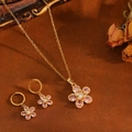 Parure florale dorée avec pierres roses comprenant un collier et des boucles d'oreilles - Ensemble de Fleurs en Zircone Rose Dorée