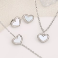 Set di gioielli in acciaio inossidabile argento con cuori in madreperla bianca - Set di Collana Bracciale Orecchini / Set di Gioielli Color Acciaio