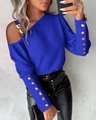 Detail der königsblauen Bluse mit Off-Shoulder-Kettenschnalle und mehrreihigen Manschetten - S / Blau