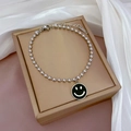 Zilveren kralenarmband met zwart emaille smiley bedeltje op een luxe sieradendoosje - Zilveren Ronde Kraal Zwart Emaille Smiley-stijl (K336 Zwart-Zilver)