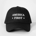 Schwarze Baseballkappe aus Baumwolle mit weißem America First Stickerei und Sternen - Einheitsgröße / Schwarz