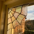 Détail d'un décor d'angle en verre de toile d'araignée irisé avec reflets colorés - Style C