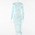 Nauwsluitende maxi-jurk met lange mouwen, blauw-witte tie-dye print en zichtbare naden - S / Blauw