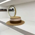 Detailaufnahme der Webstruktur und des gefalteten Satinbands an diesem Strohhut Modell - M(56-58cm) / Khaki