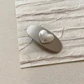 Dettaglio di un fermaglio per capelli ovale in metallo grigio opaco con cuore di perla - Fermaglio ovale / Modello a Cuore Grande