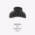 Pince à cheveux noire mate au motif ajouré bouclé pour femmes sur fond blanc - Noir (3589)
