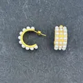 Eleganti orecchini a C placcati oro 18 carati con tre file di perle tonde bianche - Semicerchio Perla Piena