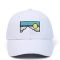Dettaglio ravvicinato del ricamo con tramonto su un cappellino da baseball bianco - Regolabile / Bianco
