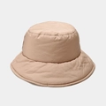 Detalle de gorro de pescador acolchado beige con textura y tejido de invierno - M (56-58cm) / Caqui