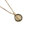 Collana medaglia Vergine Maria dorata con smalto nero su catena a scatola - Rilievo della Vergine Maria Rotondo / Oro/Smalto Nero