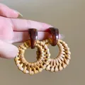 Dettaglio di orecchini boho con resina tartarugata e cerchi in rattan intrecciato - 7# Perno in Argento-Marrone-Tondo (Resina Ambra con Rattan)