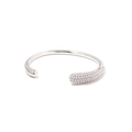 Gros plan d'un bracelet ouvert argenté orné de délicates petites perles blanches - Perle Artificielle (L093-5 Perle Artificielle Argentée)