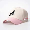 Dettaglio del cappellino bicolore con ricamo a spugna della lettera A in primo piano - Bianco Sporco e Rosa