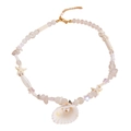Dettaglio della collana di perline oceaniche con ciondolo a conchiglia e stella marina - Oro KC 5683