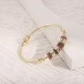 18 Karat vergoldetes Armband mit fünf bunten Zirkonia-Anhängern und Knoten-Design-Details - Gold