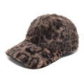 Dettaglio della texture in finta pelliccia leopardata su un cappello invernale - M (56-58cm) / Caffè Chiaro