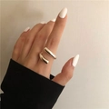 Minimalistischer silberner geometrischer offener Ring an Hand mit weißen Nägeln - Einstellbar Offen / Doppelschichtwellen-Stil (JZ8948)