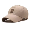 Detail der atmungsaktiven Mesh-Baseballkappe mit braunem Leder-Logoaufnäher vorne - Verstellbar / Beige