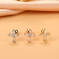 Vue macro des boucles d'oreilles croix en zircons sertis en argent, or et or rose - Croix (1#) / Argenté