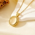 Detalle del collar de oro con piedra ojo de gato y halo de diamantes pavé - Dorado Ovalado Piedra Rosa (T008)