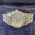 Vista dettagliata dell'orologio quadrato di lusso in oro con diamanti su velluto - Oro