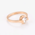 Dettaglio dell'anello in oro rosa con numeri romani e una pietra di zircone tonda - US 6 / Oro rosa