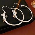 Detailansicht der silbernen Creolen mit strukturierter Optik und Goldkristall-Akzenten - Hoop Earrings / Silber