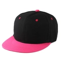 Dettaglio del cappello snapback con visiera rosa piatta e corona nera in cotone twill - Regolabile / Nero con Tesa Rosa Rossa