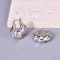 Zilveren C-vormige roestvrijstalen chunky oorringen met een gelaagde metalen textuur - Schelppatroon Ring (E113)