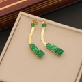 Collana con pendenti quadrati color smeraldo dorati su scatola per gioielli - Orecchini / Oro + Verde