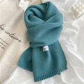 Écharpe d'hiver en tricot bleu lac pour couples avec étiquette de marque sur tissu blanc - Bleu