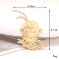 Detailansicht der goldenen Monkey King Nadel mit Maßen 5,3cm x 4,1cm und Gewicht 16g - Kampf Buddha Wukong