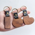 Dettaglio ravvicinato di portachiavi in legno di noce a forma di cuore, tonda e rettangolare - Set da 3 (Cuore+Rotondo+Rettangolo)
