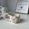 Tasse à café artisanale en céramique blanche avec motif floral rose et anse ondulée - Grands Pétales Roses Tasse Unique / Tasse Unique