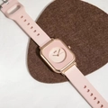 Dettaglio del quadrante rettangolare rosa con cassa oro rosa e cinturino in silicone - Rosa