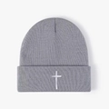 Bonnet en tricot gris unisexe avec broderie croix blanche pour la chaleur hiver - Gris clair