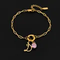 Goudkleurige roestvrijstalen armband met letter D, hart en roze kristallen bedel - Letter D / Goud