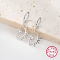 Detailansicht der S925 Sterling Silber Augenohrringe mit Kristall-Inlay auf Natursteinplatte - KE23152 Augenohrstecker / Silber