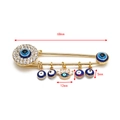 Detailansicht der Evil Eye Brosche mit 68mm Länge und funkelnden blauen Anhängern - Gold Krone Böser Blick - 5 Anhänger