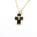 Collana a croce hip hop dorata con pietre nere su sfondo bianco, stile gioielli urban - Nero