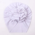 Detail eines lavendelfarbenen Baby-Turban-Huts mit Streifenmuster und Stoffblumen-Applikation - Weiß