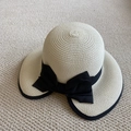 Vista de detalle de sombrero de paja con ala ancha y un gran lazo negro decorativo - M (56-58cm) / Estilo con Ribete en Contraste / 02# Blanco Roto