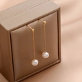 Eleganti orecchini con perle d'acqua dolce naturali e nappe dorate su portagioie - 7-8mm / Bianco