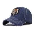 Dettaglio ricamo testa di tigre su cappello in cotone lavato blu navy con bordi usurati - Testa di Tigre Blu Notte Lavato