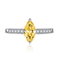 Vista macro de anillo con gema marquesa amarilla y diamantes laterales en banda de plata - Abierto Ajustable / Circonita Amarilla