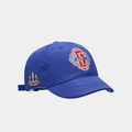 Dettaglio del cappellino blu reale con ricamo etnico e motivi dorati laterali - Regolabile / Blu Zaffiro