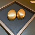 Detail of vintage golden flower tassel earrings with brushed metal finish in a box - Brushed Semi-wrapped Round Style (3#)