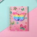 Carnet à spirales A5 rose à fleurs avec un jouet Pop-it papillon arc-en-ciel sur le devant - Papillon